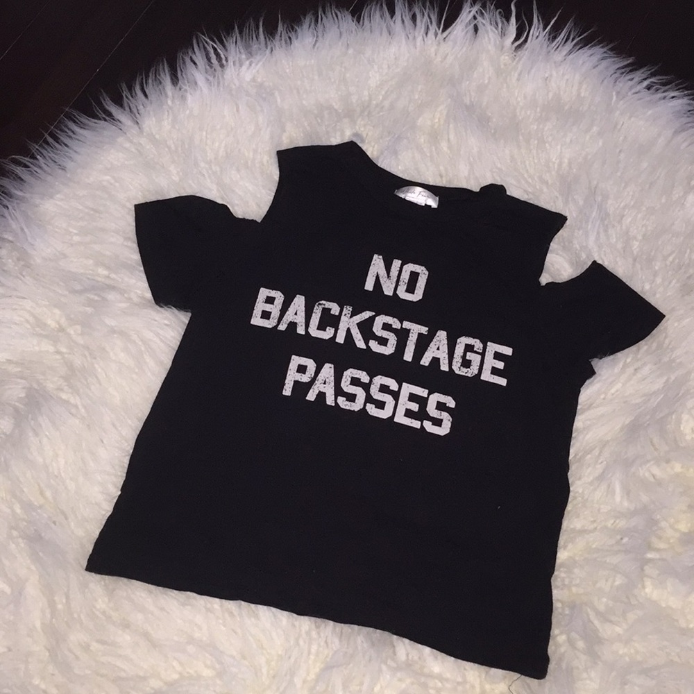 I am selling this black tee shirt🖤